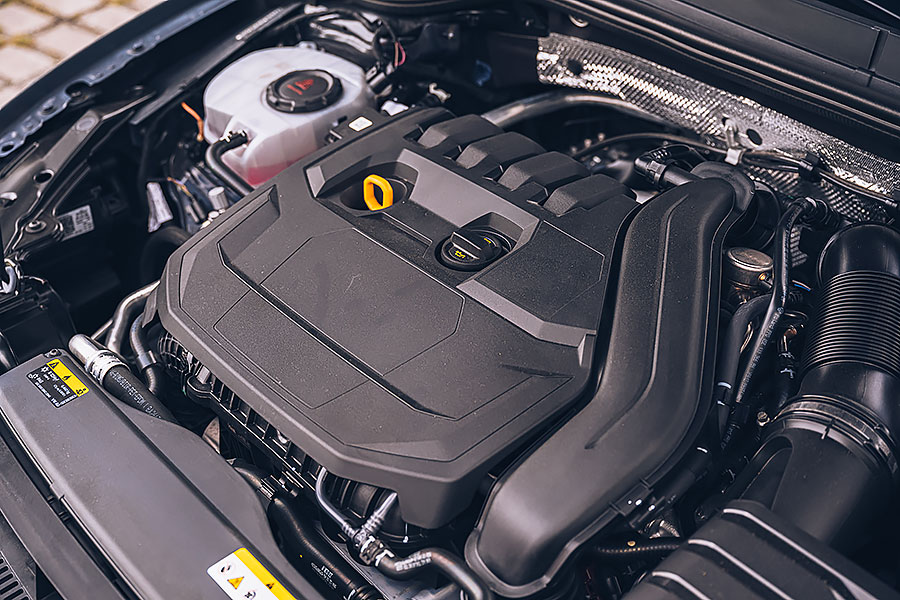 幾個彎之後，手心卻比想像中還早冒汗，原來是方向盤加熱裝置。