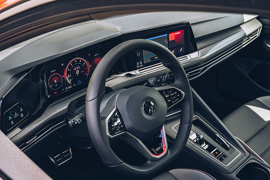 幾個彎之後，手心卻比想像中還早冒汗，原來是方向盤加熱裝置。