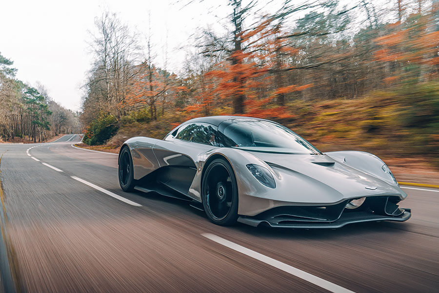 從馬丁飄移場面至到那一幕重機飛躍特技,再加龐德親身說法。