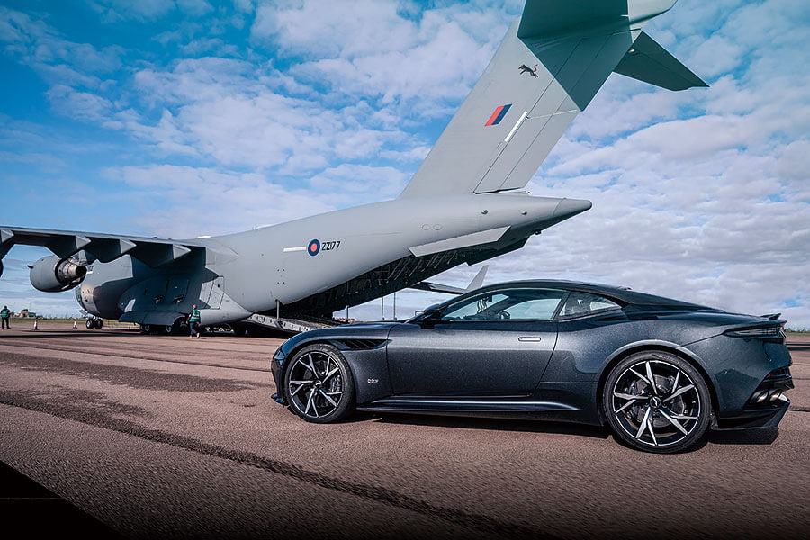 從馬丁飄移場面至到那一幕重機飛躍特技,再加龐德親身說法。