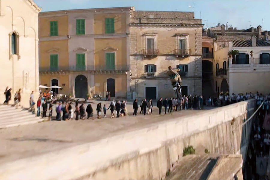 從馬丁飄移場面至到那一幕重機飛躍特技,再加龐德親身說法。