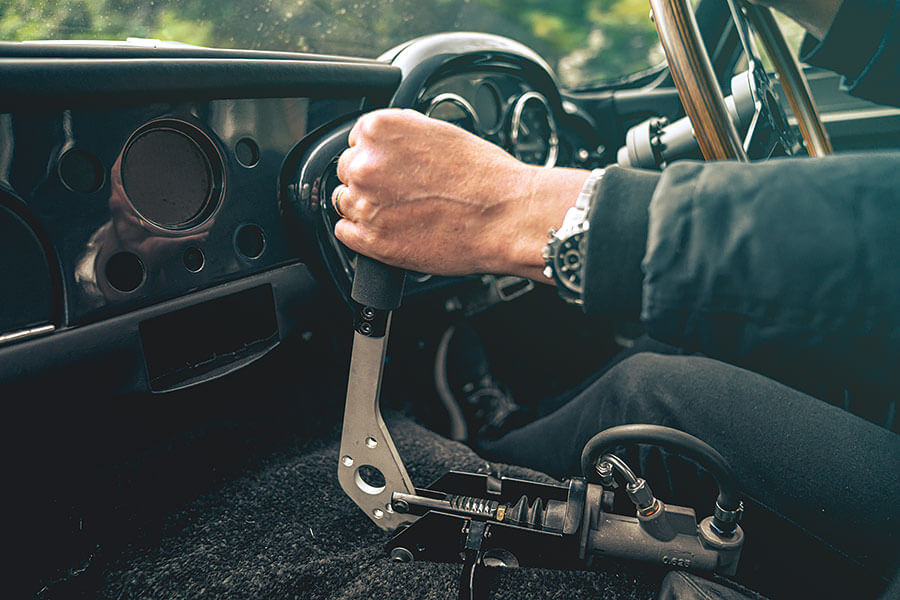 從馬丁飄移場面至到那一幕重機飛躍特技,再加龐德親身說法。