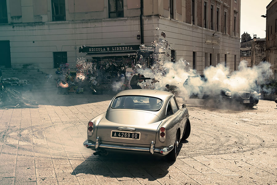 從馬丁飄移場面至到那一幕重機飛躍特技,再加龐德親身說法。