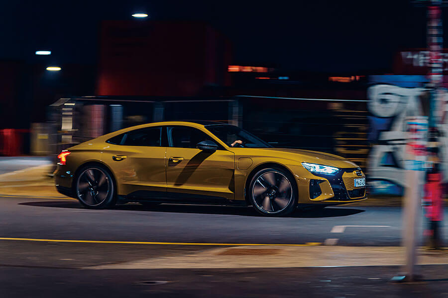 e-tron GT只是換了商標的Taycan,抑或自成一派呢?我一整晚開在路上尋求答案。