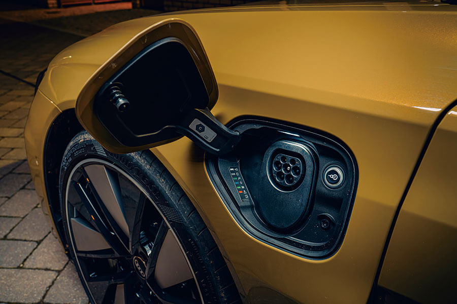 e-tron GT只是換了商標的Taycan,抑或自成一派呢?我一整晚開在路上尋求答案。