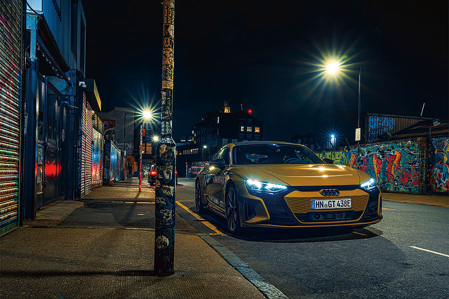 e-tron GT只是換了商標的Taycan,抑或自成一派呢?我一整晚開在路上尋求答案。