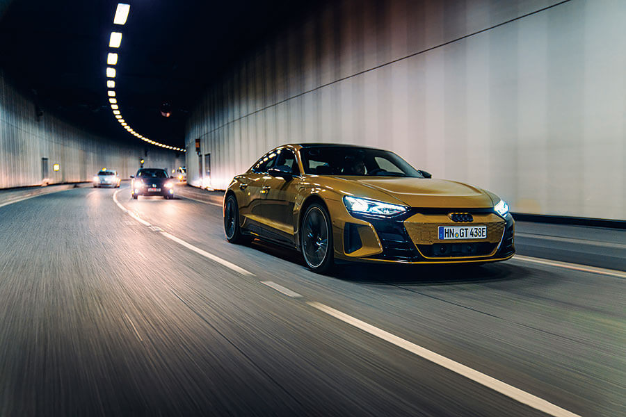 e-tron GT只是換了商標的Taycan,抑或自成一派呢?我一整晚開在路上尋求答案。