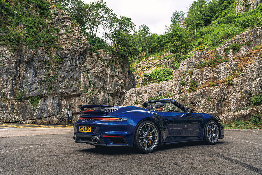 砍掉超跑的車頂會功夫盡失嗎?如今正是曬到全身曬斑查明真相的好時機,沙灘我來也!