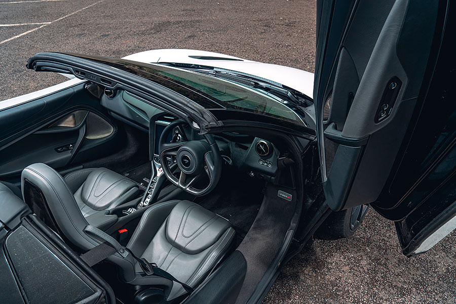 砍掉超跑的車頂會功夫盡失嗎?如今正是曬到全身曬斑查明真相的好時機,沙灘我來也!