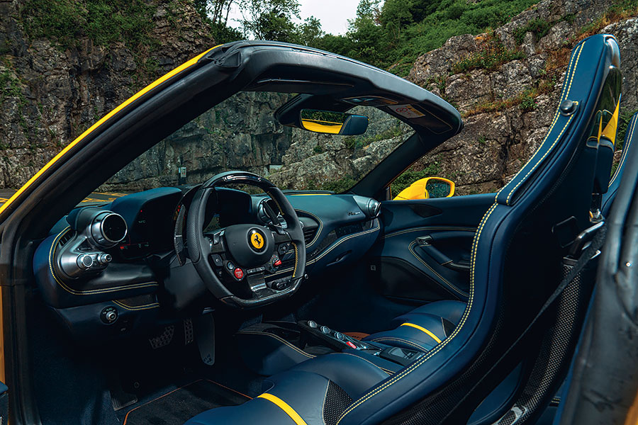 砍掉超跑的車頂會功夫盡失嗎?如今正是曬到全身曬斑查明真相的好時機,沙灘我來也!