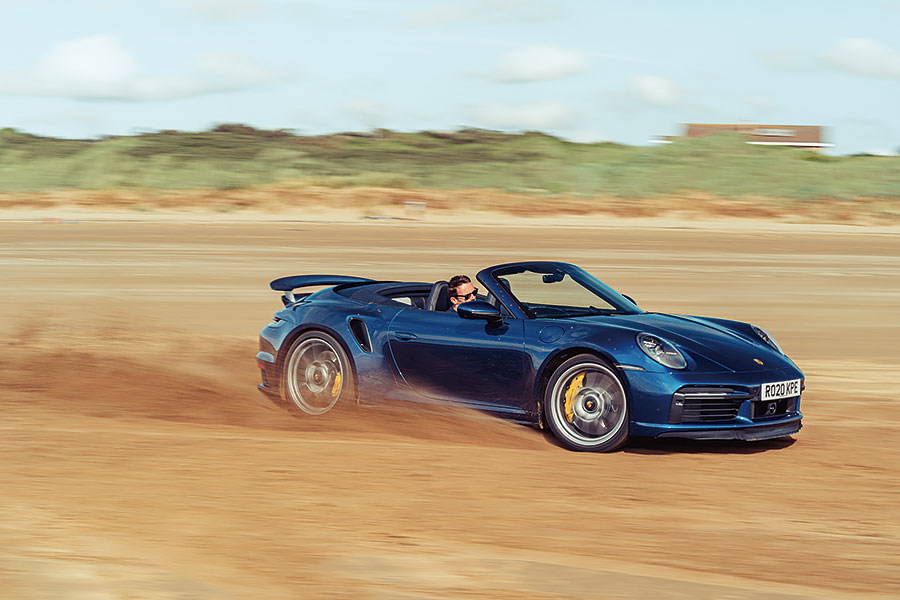 砍掉超跑的車頂會功夫盡失嗎?如今正是曬到全身曬斑查明真相的好時機,沙灘我來也!