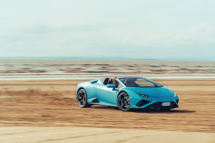 砍掉超跑的車頂會功夫盡失嗎?如今正是曬到全身曬斑查明真相的好時機,沙灘我來也!