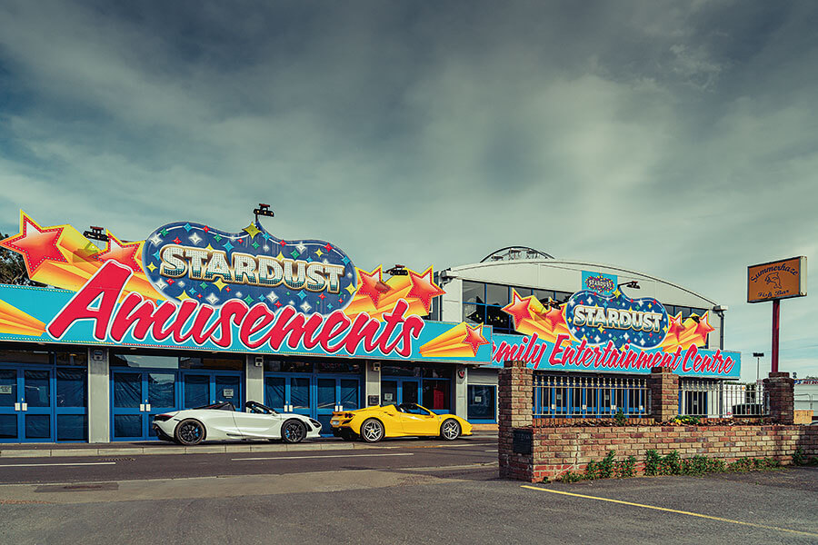 砍掉超跑的車頂會功夫盡失嗎?如今正是曬到全身曬斑查明真相的好時機,沙灘我來也!