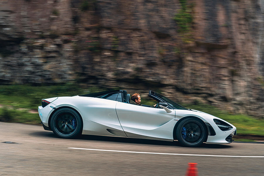 砍掉超跑的車頂會功夫盡失嗎?如今正是曬到全身曬斑查明真相的好時機,沙灘我來也!