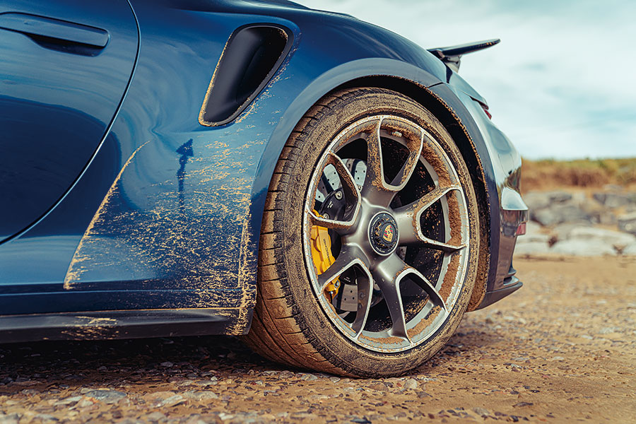 砍掉超跑的車頂會功夫盡失嗎?如今正是曬到全身曬斑查明真相的好時機,沙灘我來也!