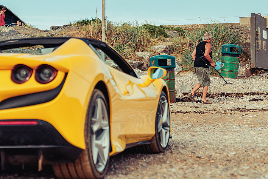 砍掉超跑的車頂會功夫盡失嗎?如今正是曬到全身曬斑查明真相的好時機,沙灘我來也!