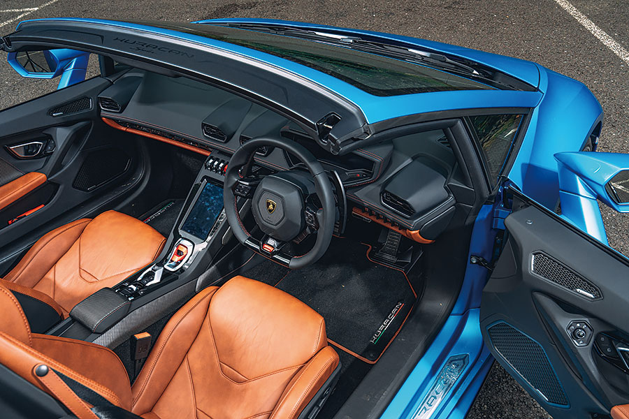 砍掉超跑的車頂會功夫盡失嗎?如今正是曬到全身曬斑查明真相的好時機,沙灘我來也!