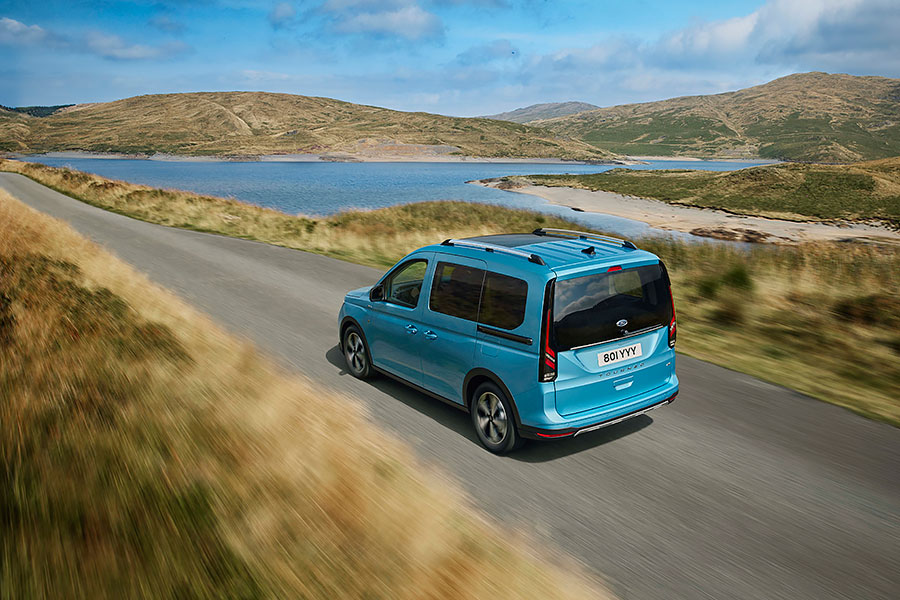 新一代Caddy有點強,打不贏的話該怎麼辦?那就依樣畫葫蘆做一台Ford Tourneo Connect啊!