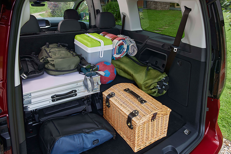 新一代Caddy有點強,打不贏的話該怎麼辦?那就依樣畫葫蘆做一台Ford Tourneo Connect啊!