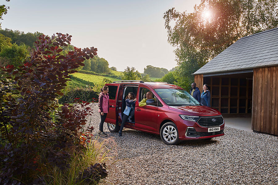 新一代Caddy有點強,打不贏的話該怎麼辦?那就依樣畫葫蘆做一台Ford Tourneo Connect啊!