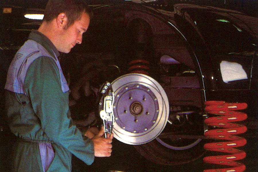 回想1990年代,動力天下第一的乘用車原來是雙機械增壓Aston Martin。