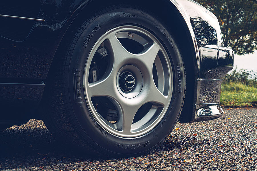 回想1990年代,動力天下第一的乘用車原來是雙機械增壓Aston Martin。