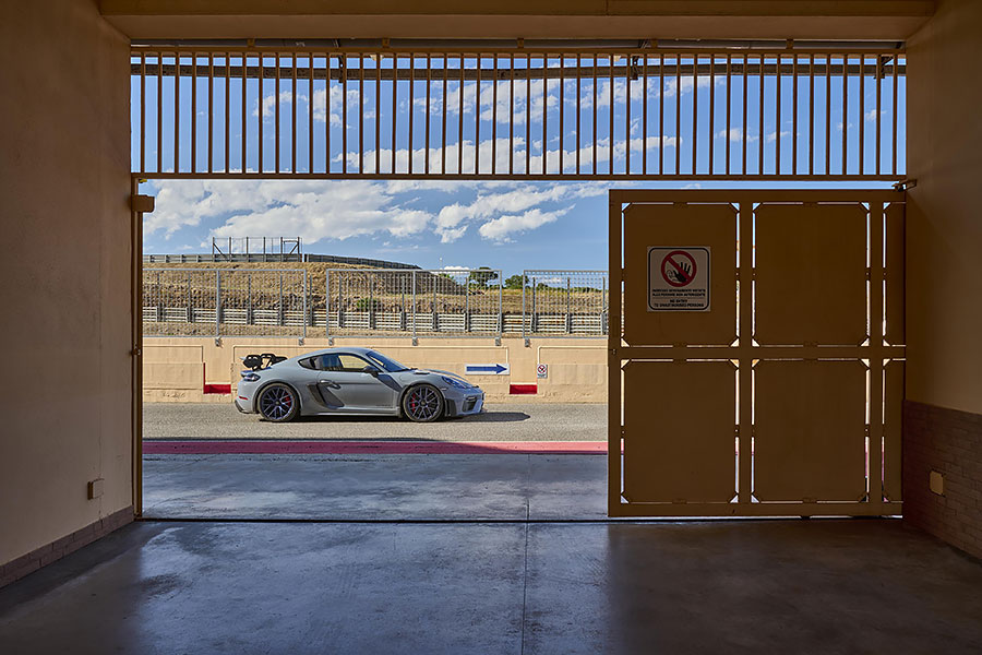 練就一身神功仍不足以威嚇武林?不如試試這招由保時捷新發明的絕世神功718 Cayman GT4 RS吧!