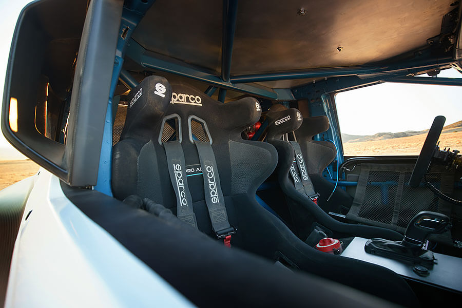 不能合法上路又如何,愈是崎嶇愈是難走的路才是真正有趣吶!