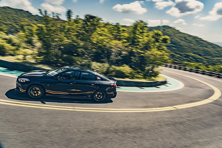 這是一場黑色豪門企業第三代的氣勢爭奪戰。