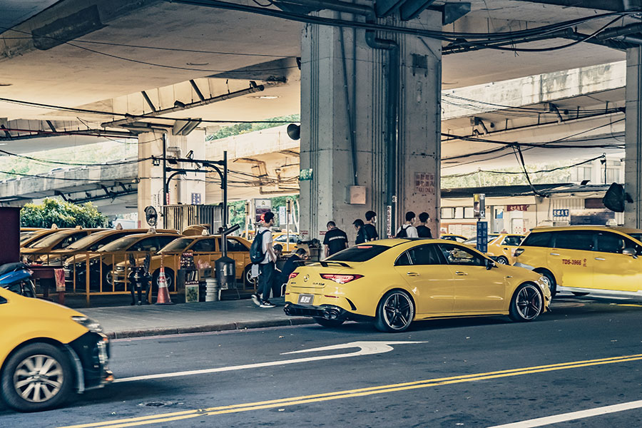 這是一場黑色豪門企業第三代的氣勢爭奪戰。