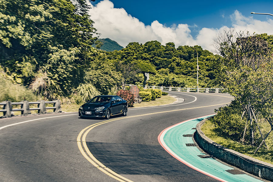 這是一場黑色豪門企業第三代的氣勢爭奪戰。