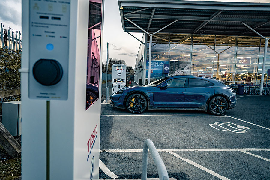 保時捷Taycan撕毀了公路上的遊戲規則,如今更想在其他一切領域稱霸天下。