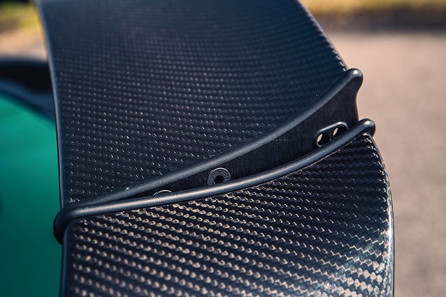 愛快Giulia GTAm與福特Mustang GT500狹路相逢。問世間當真有人需要這麼狂妄的殺傷力嗎?一起塞進耳塞查明真相吧!