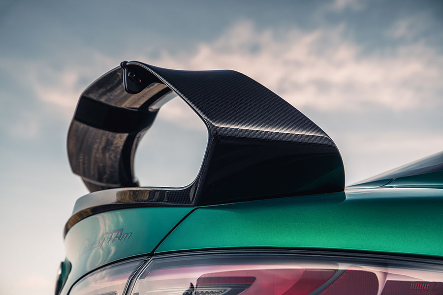 愛快Giulia GTAm與福特Mustang GT500狹路相逢。問世間當真有人需要這麼狂妄的殺傷力嗎?一起塞進耳塞查明真相吧!