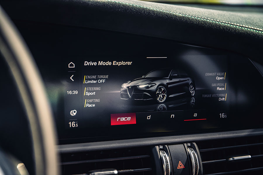 愛快Giulia GTAm與福特Mustang GT500狹路相逢。問世間當真有人需要這麼狂妄的殺傷力嗎?一起塞進耳塞查明真相吧!