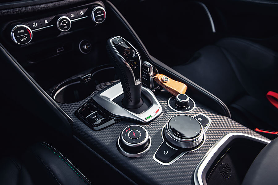 愛快Giulia GTAm與福特Mustang GT500狹路相逢。問世間當真有人需要這麼狂妄的殺傷力嗎?一起塞進耳塞查明真相吧!