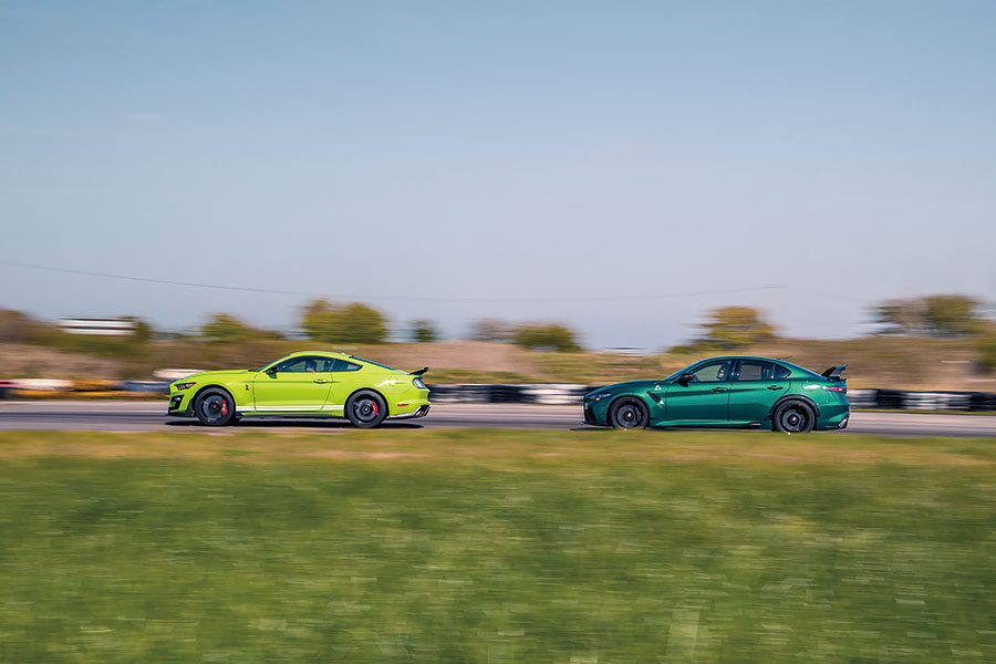 愛快Giulia GTAm與福特Mustang GT500狹路相逢。問世間當真有人需要這麼狂妄的殺傷力嗎?一起塞進耳塞查明真相吧!