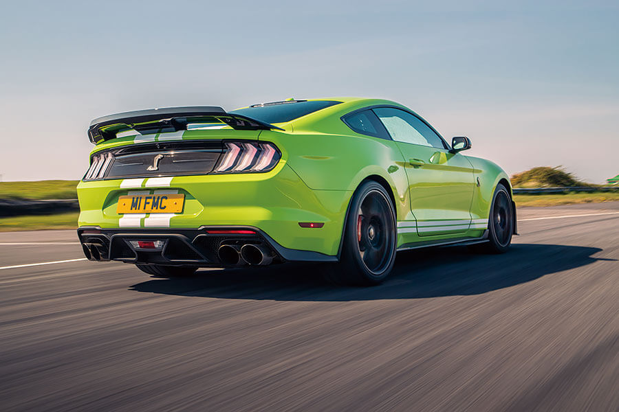 愛快Giulia GTAm與福特Mustang GT500狹路相逢。問世間當真有人需要這麼狂妄的殺傷力嗎?一起塞進耳塞查明真相吧!