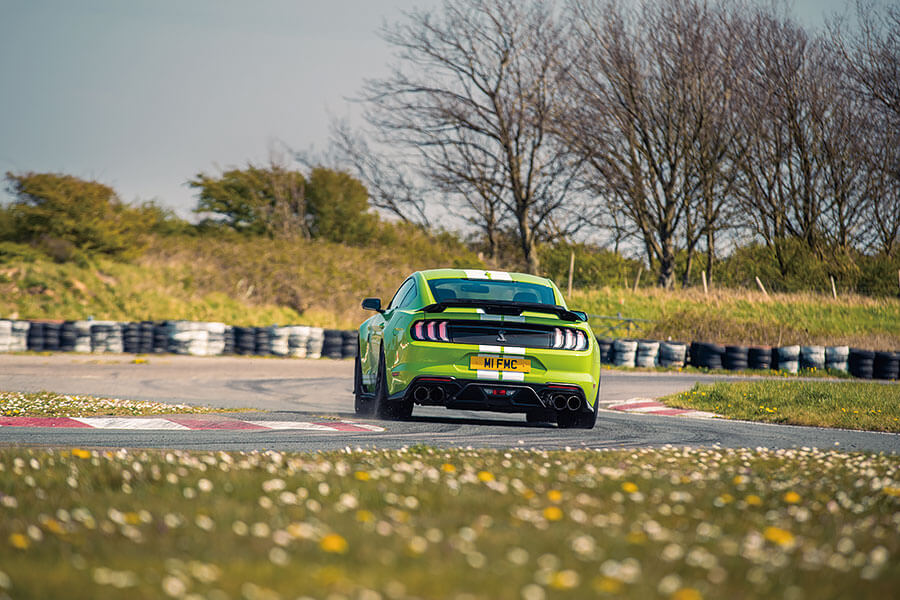 愛快Giulia GTAm與福特Mustang GT500狹路相逢。問世間當真有人需要這麼狂妄的殺傷力嗎?一起塞進耳塞查明真相吧!