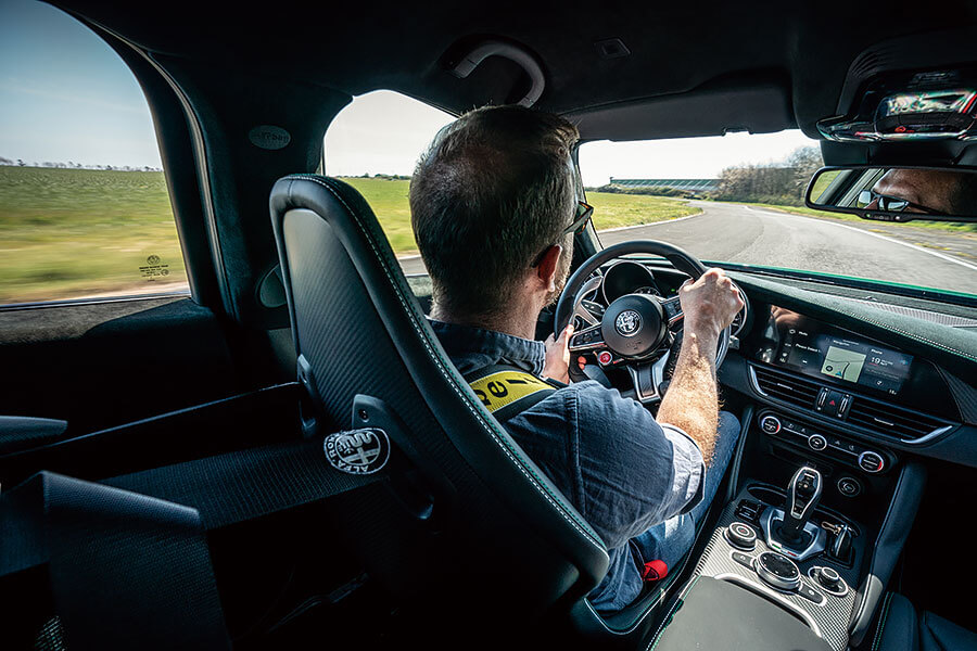 愛快Giulia GTAm與福特Mustang GT500狹路相逢。問世間當真有人需要這麼狂妄的殺傷力嗎?一起塞進耳塞查明真相吧!