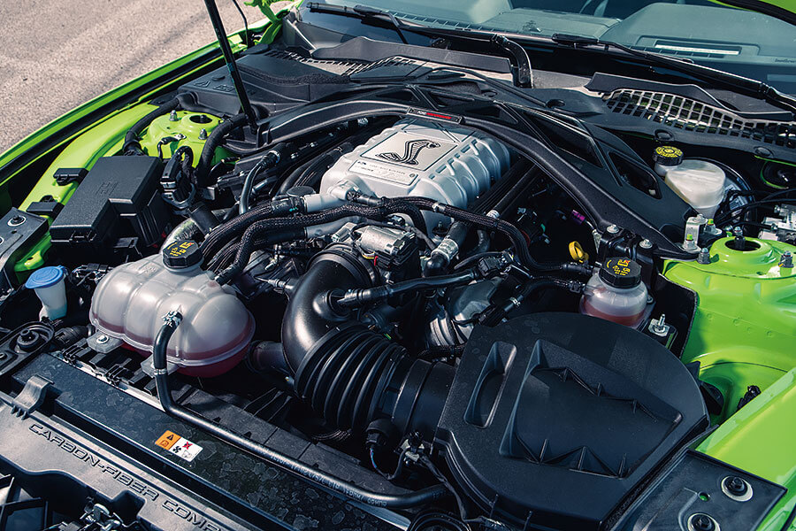 愛快Giulia GTAm與福特Mustang GT500狹路相逢。問世間當真有人需要這麼狂妄的殺傷力嗎?一起塞進耳塞查明真相吧!