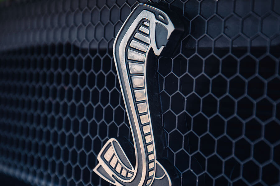 愛快Giulia GTAm與福特Mustang GT500狹路相逢。問世間當真有人需要這麼狂妄的殺傷力嗎?一起塞進耳塞查明真相吧!