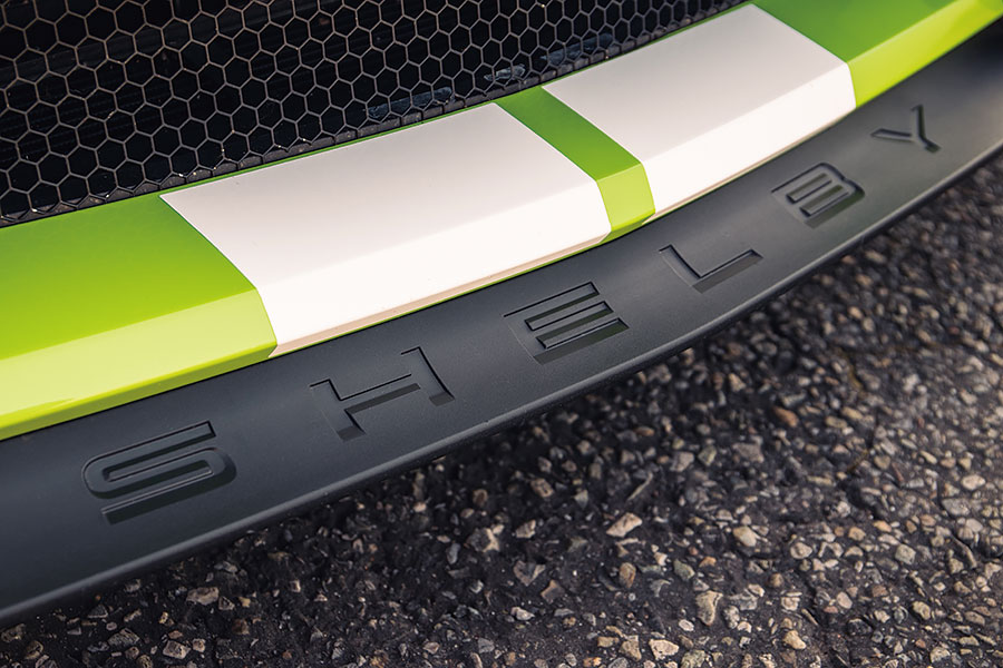 愛快Giulia GTAm與福特Mustang GT500狹路相逢。問世間當真有人需要這麼狂妄的殺傷力嗎?一起塞進耳塞查明真相吧!