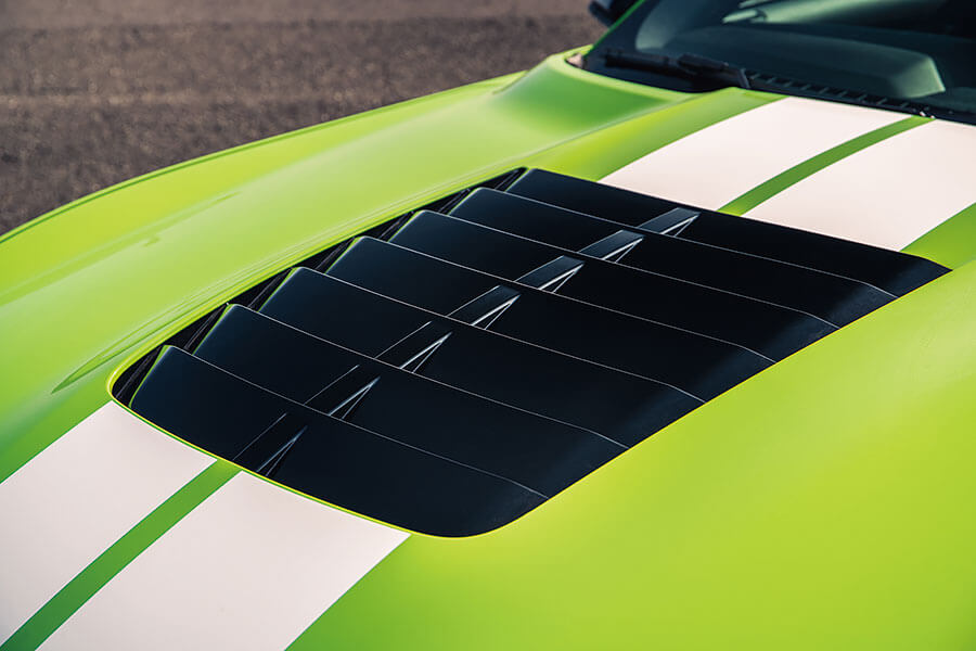 愛快Giulia GTAm與福特Mustang GT500狹路相逢。問世間當真有人需要這麼狂妄的殺傷力嗎?一起塞進耳塞查明真相吧!