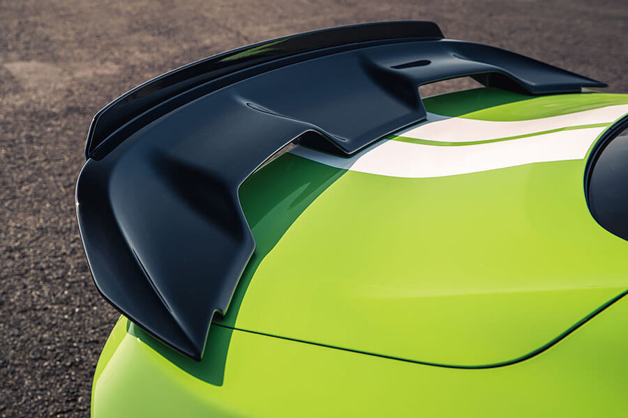 愛快Giulia GTAm與福特Mustang GT500狹路相逢。問世間當真有人需要這麼狂妄的殺傷力嗎?一起塞進耳塞查明真相吧!