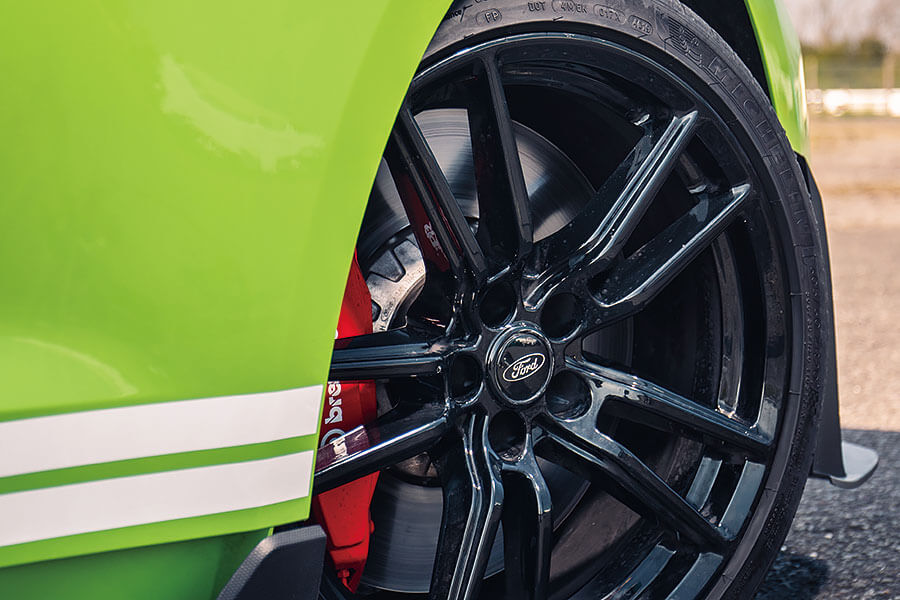 愛快Giulia GTAm與福特Mustang GT500狹路相逢。問世間當真有人需要這麼狂妄的殺傷力嗎?一起塞進耳塞查明真相吧!