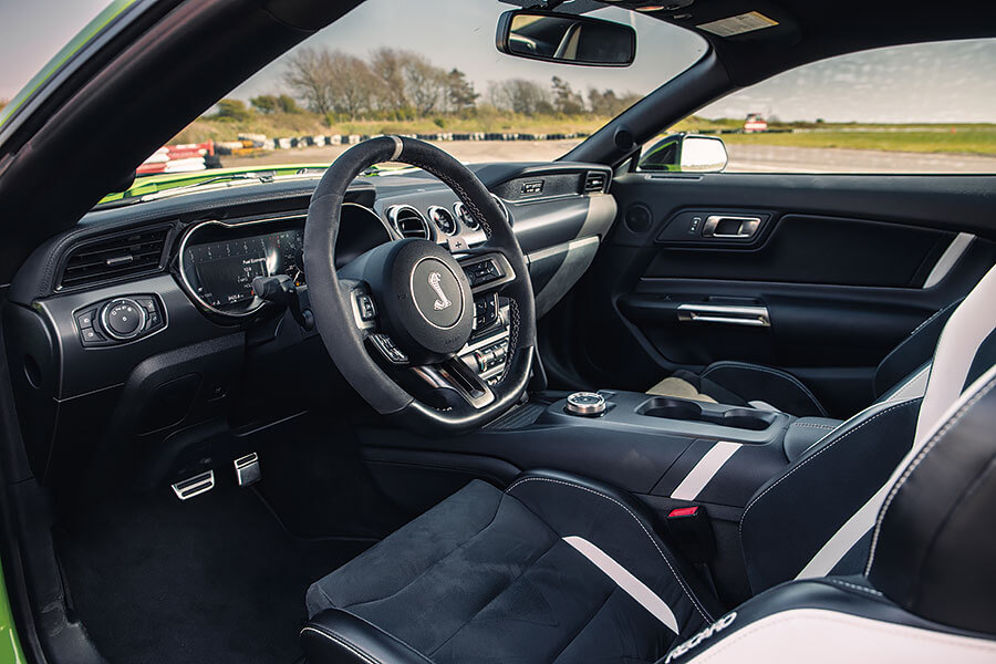 愛快Giulia GTAm與福特Mustang GT500狹路相逢。問世間當真有人需要這麼狂妄的殺傷力嗎?一起塞進耳塞查明真相吧!