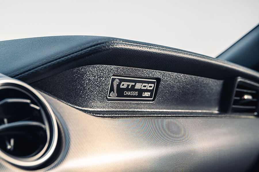 愛快Giulia GTAm與福特Mustang GT500狹路相逢。問世間當真有人需要這麼狂妄的殺傷力嗎?一起塞進耳塞查明真相吧!