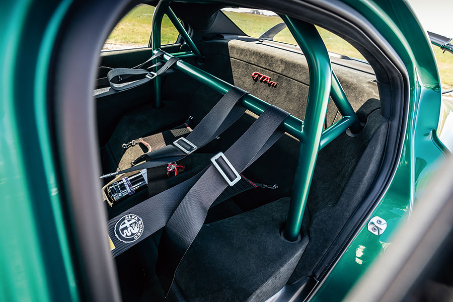 愛快Giulia GTAm與福特Mustang GT500狹路相逢。問世間當真有人需要這麼狂妄的殺傷力嗎?一起塞進耳塞查明真相吧!