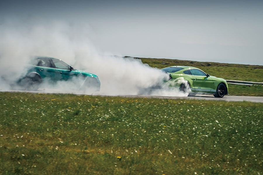 愛快Giulia GTAm與福特Mustang GT500狹路相逢。問世間當真有人需要這麼狂妄的殺傷力嗎?一起塞進耳塞查明真相吧!